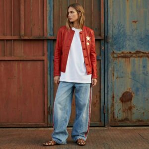 Czerwona kurtka z gwiazdami