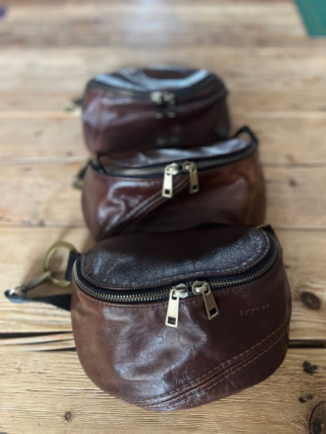 ♻️ Inspirująca historia rodzinnej kanapy 💚

🌱 Każdego roku na świecie produkuje się miliardy ton tekstyliów, z których znaczna część szybko trafia na wysypiska. Fast fashion, niska jakość ubrań i krótkotrwałe trendy przyczyniają się do ogromnego marnotrawstwa zasobów oraz zanieczyszczenia środowiska. W obliczu tych wyzwań coraz większą wartość mają inicjatywy, które nadają drugie życie materiałom. Upcykling to nie tylko sposób na ograniczenie odpadów, ale także na tworzenie unikalnych produktów z duszą i historią.

🌱Nasze unikalne i pełne charakteru nerki z tapicerskiej skóry łączą funkcjonalność z niepowtarzalnym designem, stając się manifestem odpowiedzialnej mody w dzisiejszym świecie. Wyjątkowa tapicerska skóra z rodzinnej kanapy zyskała drugą szansę! Każdy egzemplarz zachowuje oryginalne elementy skóry, takie jak przeszycia czy subtelne przebarwienia, które opowiadają własną historię. To produkty, które nie tylko cieszą oko, ale również promują ideę odpowiedzialnej mody.

🌱 Wraz z kodem TUWIOSNA przesyłamy Ci 10% rabatu na cały asortyment na naszej stronie www.trykot.com - poznaj nasze produkty z historią i przekonaj się, jak piękne może być drugie życie materiałów. 🌿

#ecodesign #ESG #khaki #moda #madeinpoland #torba #upcyklingbag #handmade #bag #EcoFashion #leatherbag #beltbag #odpowiedzialnamoda #upcykling #rekodzieło