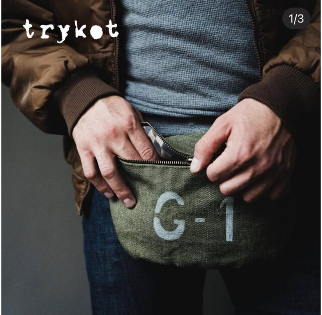 🌱 Każda tkanina kryje w sobie wyjątkową historię, a historia brezentu wojskowego jest naprawdę niepowtarzalna. Ta niezwykle wytrzymała tkanina pochodzi z noszy wojskowych używanych w polskiej armii w latach 50. XX wieku. To kawał historii i mogłoby się wydawać, że nie da się jej już wykorzystać. A jednak!

🌱 Praktycznie od początku naszej działalności, czyli od 2013 roku, brezent wojskowy był jednym z głównych obiektów naszego upcyklingowego 💚♻ zainteresowania na równi z workami pocztowymi czy jutowymi workami po kawie. To właśnie brezent przyciągał największą uwagę naszych klientów, ponieważ jest wodoodporny i z czasem nabiera wyjątkowego charakteru.

🌱 Dziś coraz trudniej zdobyć solidne nosze do przerobienia, jednak wciąż mamy w ofercie modele toreb i nerek wykonanych z tej wyjątkowej tkaniny! Koniecznie sprawdźcie dostępne modele na naszej stronie!

📍 Przypominamy, że do końca czerwca obowiązuje rabat -15% (z kodem THANKYOU) na wszystkie akcesoria w regularnej cenie dostępne na stronie. Skorzystaj z okazji i ciesz się torbą z historią!

#ecodesign #khakistyle #khaki #madeinpoland #nerka #xxl #torba #upcyklingbag #handmade #bag #beltbag #Rzemiosło #upcykling #rekodzieło